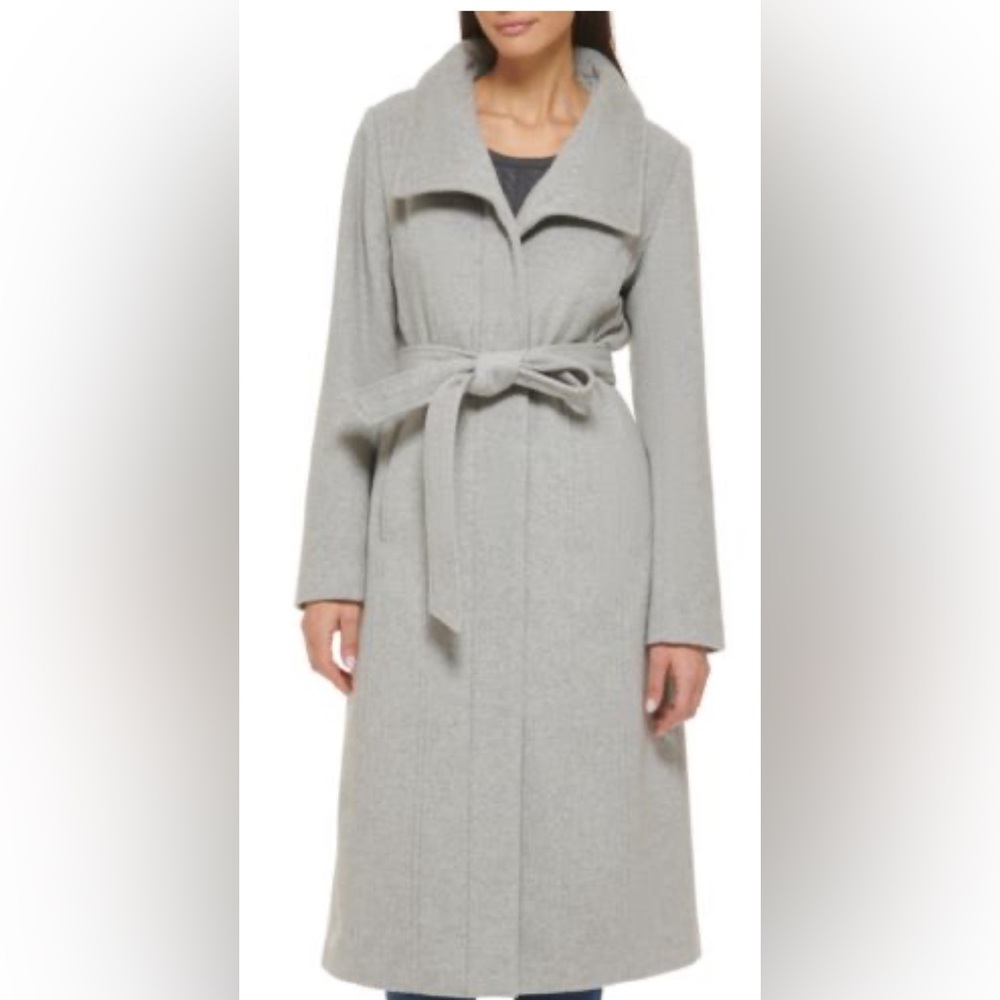 COLE HAAN
Wool Blend Zip Up Coat size 6 NWT